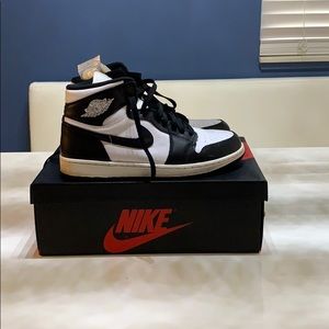 Jordan 1’s white/black. Gently worn